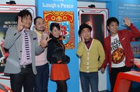 スリムクラブ（左）、パンクブーブー（右）と、記念撮影コーナーの女性ガイド（中央）。