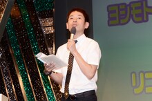 MCを務めたタケト。自身も「僕もピンになってリニューアルして大変だった」と、ロンドンブーツ1号2号・田村亮の釣り番組に出演した際のエピソードを語って笑いを誘った。