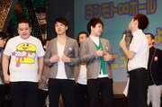 （手前左から）ジューシーズとタケト。TOP3組の芸人達は「彩」「煌」ともに揃いのジャケットを着用していたが、赤羽（左端）のみ会見までに調達が間に合わなかった。