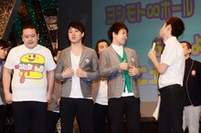 （手前左から）ジューシーズとタケト。TOP3組の芸人達は「彩」「煌」ともに揃いのジャケットを着用していたが、赤羽（左端）のみ会見までに調達が間に合わなかった。