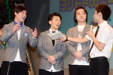 斉藤（右から2人目）のピンでの仕事が増加し、トリオ内での貧富の差があるというジャングルポケット。