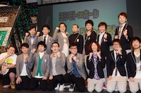 「ヨシモト∞ホール・5upよしもと 新ランキングシステム発表会見」に登場した「彩」と「煌」それぞれTOPの芸人たち。ジューシーズは前列左の3人。