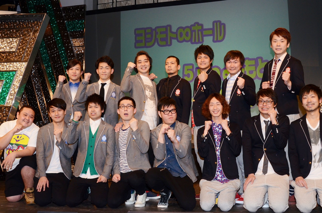 「ヨシモト∞ホール・5upよしもと 新ランキングシステム発表会見」に登場した「彩」と「煌」それぞれTOPの芸人たち。ジューシーズは前列左の3人。