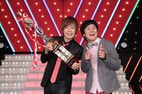 「第43回 NHK上方漫才コンテスト」より。左が村本大輔、右が中川パラダイス。(c)NHK