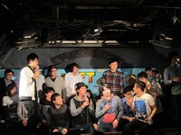 ボケたりいじったりと、話の止まらない賑やかなオープニング。