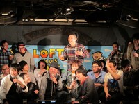 会場には沖縄から来た人も。その人のためだけに「僕たちFKD48です！」と挨拶した後、歩いて来た人には「僕が下池です」をプレゼント。