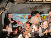 FKD48の秋元先生ことタイムマシーン3号・関も、後方から総選挙開催の発表を見守った。