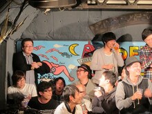 FKD48の秋元先生ことタイムマシーン3号・関も、後方から総選挙開催の発表を見守った。