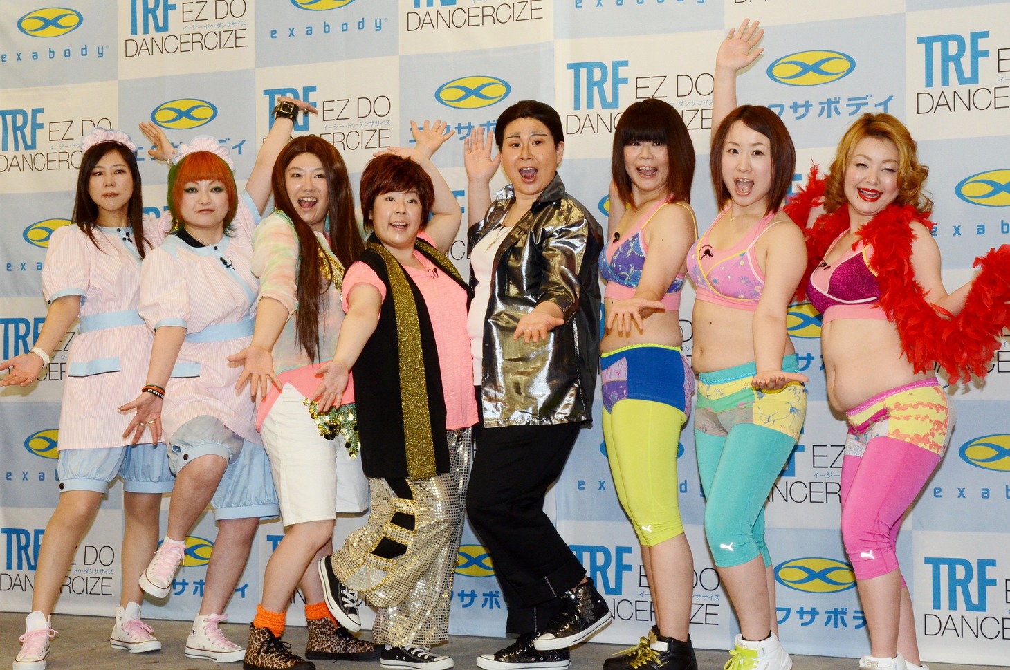 「森三中presentsご褒美ダイエット企画『TRF イージー・ドゥ・ダンササイズでダンサーボディ』」挑戦発表会に登場した女性芸人達。