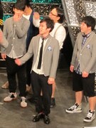 ネタの特徴から、滑りやすい“お高め”の靴が発注されたという西村ヒロチョ。