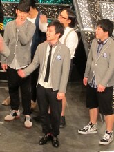 ネタの特徴から、滑りやすい“お高め”の靴が発注されたという西村ヒロチョ。