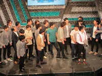 「トリオは仲の良さが大事！」と、後輩のジェラードンに力説するパンサー尾形だったが、相方・菅は近寄らず。