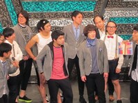 「パワーの赤とスピードの青」で届いたというインポッシブルの衣装。井元はバンダナに困惑。