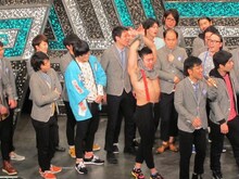 衣装で遊び倒すガリバートンネル三須。