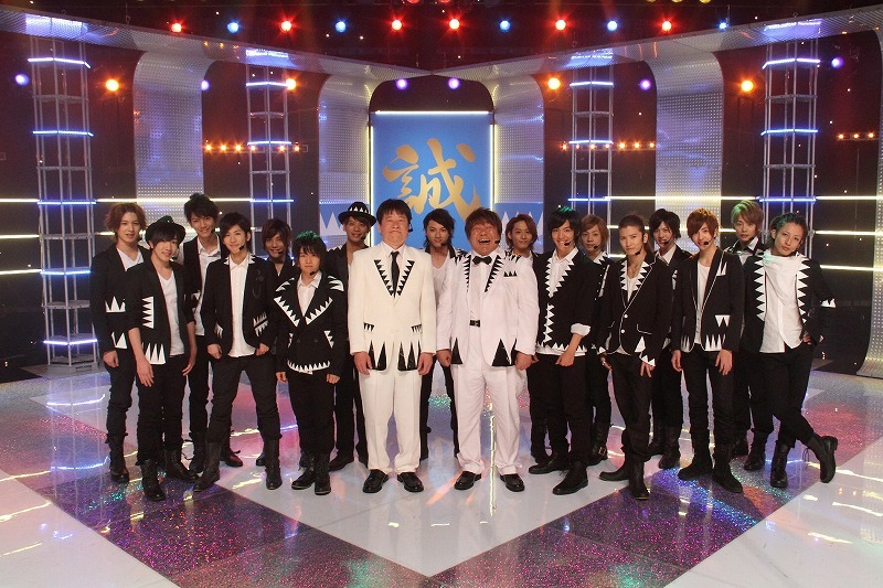 「TV・局中法度！」のコーナー「局中音楽館」で、石塚英彦、佐藤二朗が参加した「だまって俺についてこい」集合写真。