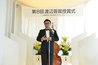 「第8回渡辺晋賞」を受賞した三谷幸喜。