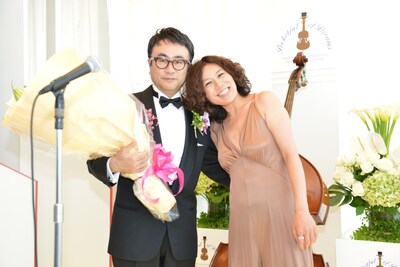 「第8回渡辺晋賞」を受賞した三谷幸喜と、祝福に駆けつけた青木さやか。