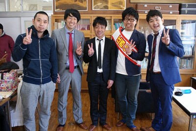 岡山県笠岡市・笠岡諸島にて、「島の大学芸会」に参加した千鳥、江西あきよし、バードメン。(c)吉本興業
