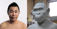 左はナインティナイン岡村。右はその表情をもとに作られた猿人の顔。写真は「慈愛に満ちた優しさ」を示した猿人家族の母親の表情。