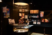 東京・六本木ブルーシアターのロビーに展示された番組の小道具。