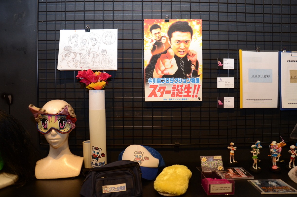 ロビーに展示された小道具の一部。