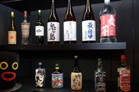 ロビーに展示された小道具の一部。出演者が所属する事務所の若手芸人の名前がラベリングされている。