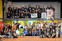 「舞台・ウレロ☆未公開少女」スタッフと出演者の集合写真。