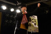 プレゼントをかけて客席のファンとジャンケンをする日村。ジャンケンの掛け声ではたびたびボケていた。