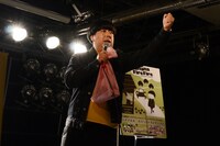プレゼントをかけて客席のファンとジャンケンをする日村。ジャンケンの掛け声ではたびたびボケていた。