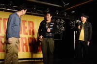 イベント終盤、総合演出・椎葉宏治（中央）によって「バナナ炎炎」の放送終了が告げられた。