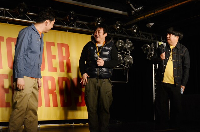 イベント終盤、総合演出・椎葉宏治（中央）によって「バナナ炎炎」の放送終了が告げられた。