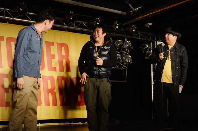 イベント終盤、総合演出・椎葉宏治（中央）によって「バナナ炎炎」の放送終了が告げられた。