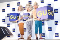 本日より一新されたジーユーの新ロゴを手に、CM上のキャラクター設定「おしゃれインベーダー」として登場するピースと、きゃりーぱみゅぱみゅ（中央）。