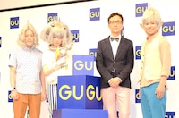 左から又吉直樹、きゃりーぱみゅぱみゅ、ジーユー代表取締役社長の柚木治、綾部祐二。