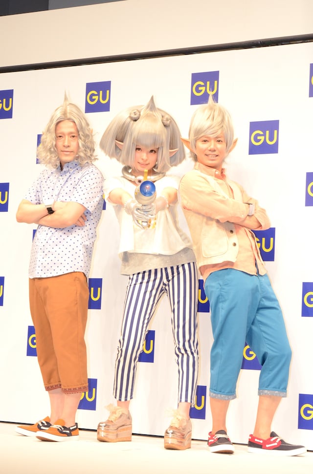 一緒にポーズを決めるきゃりーぱみゅぱみゅとピース。