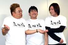 狩野英孝（右）をおちょくるサンドウィッチマン（左）。