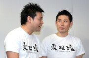 トミドコロ(左)とマギー審司(右)。