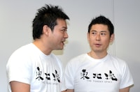 トミドコロ（左）とマギー審司（右）。