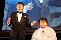 DVD「NON STYLE 12 後編 ～2012年、結成12年を迎えるNON STYLEがやるべき12のこと～」より試練12．「断髪」の様子。