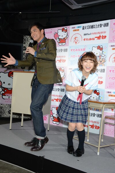 バイキングレストラン・すたみな太郎の「春の“ハローキティ”タイアップキャンペーン記者発表会」に登場した、ますだおかだ岡田（左）と、鈴木奈々（右）。