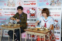 「懐かしの学校給食メニュー」を試食する岡田（左）と鈴木（右）。