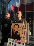 初ソロDVD「GREATEST HITS<グレイテスト・ヒッツ>」を発売したレイザーラモンRG。隣はメディアキャラバンに終日サンドウィッチマン姿で付き添ったDVDスタッフ。