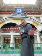 歌舞伎座の前でポーズを決めるRG。