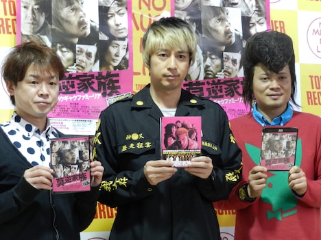 映画「莫逆家族 バクギャクファミーリア」のBlu-ray＆DVD発売記念イベントに登場した本作の主演・チュートリアル徳井（中央）と、司会を務めたバッドボーイズ。