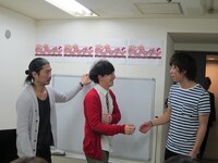 適当発言が続く尾形をたしなめる向井と菅。