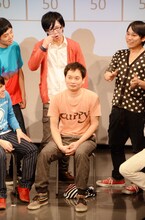 鬼ヶ島。野田（中央）の知られざる一面が相方2人によって次々と暴かれた。