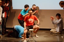 「心のブス!!クイズ タイムショック」に臨むピーマンズスタンダード吉田（中央）。