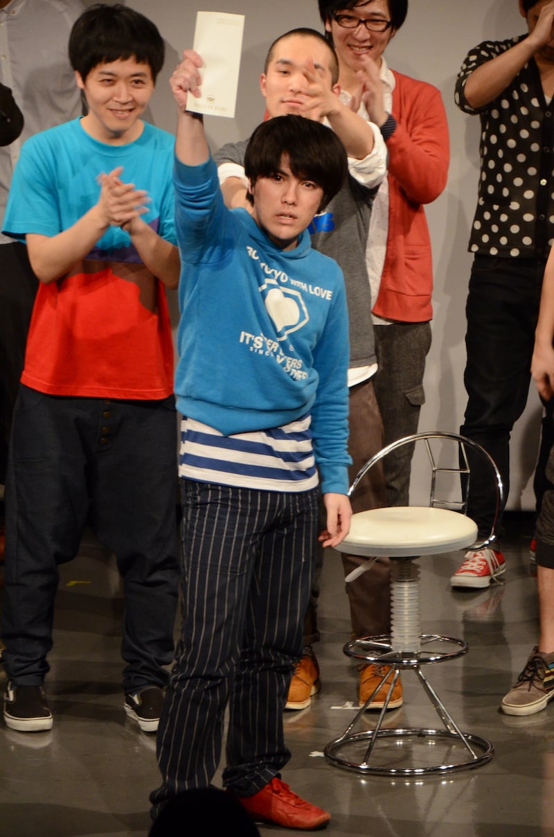 「第2回松竹芸能杯 心のブスNo.1決定戦」で、第2代王者に輝いたラブレターズ溜口。