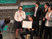 手首に低周波治療器を付けてウルトラマンを描いたラフレクラン西村。