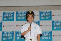 パイロット姿に身を包むナインティナイン岡村。